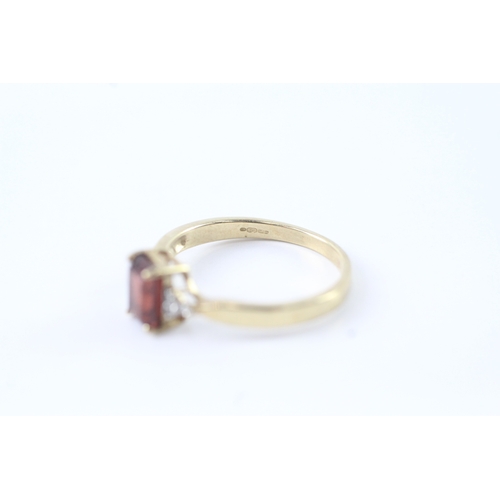 5 - 9ct gold red and clear gemstone set dress ring (2.3g) Size Q