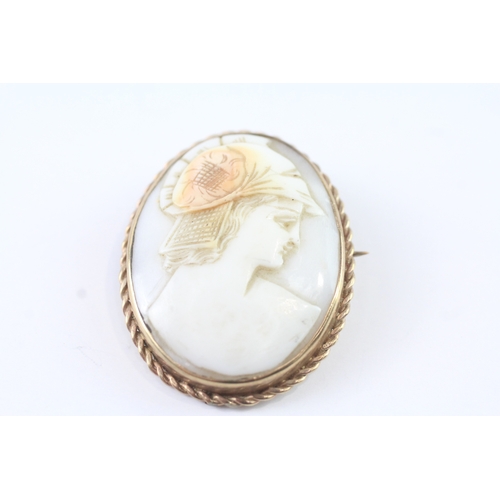 51 - 9ct gold vintage shell cameo brooch of Athena (9.3g)