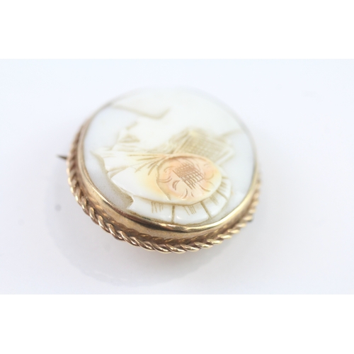 51 - 9ct gold vintage shell cameo brooch of Athena (9.3g)