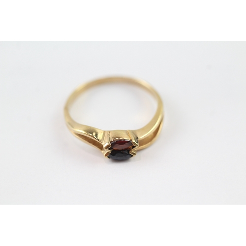 6 - 9ct gold garnet and sapphire twin stone ring (1.4g) Size M