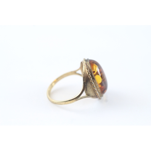 61 - 9ct gold amber cocktail ring (3.5g) Size Q 1/2