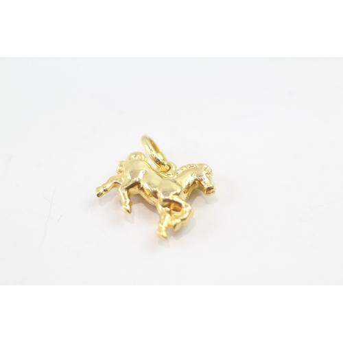 63 - 9ct gold hollow horse charm (0.8g)