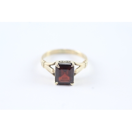 64 - 9ct gold garnet claw set dress ring (2.9g) Size O