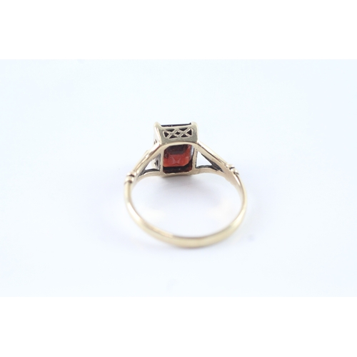 64 - 9ct gold garnet claw set dress ring (2.9g) Size O