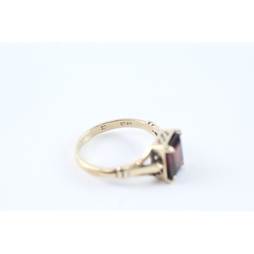 64 - 9ct gold garnet claw set dress ring (2.9g) Size O