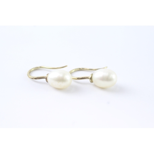 70 - 9ct gold pearl hook earrings (2.4g)