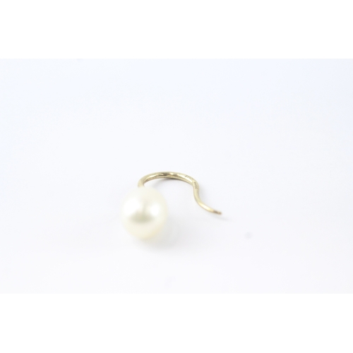 70 - 9ct gold pearl hook earrings (2.4g)