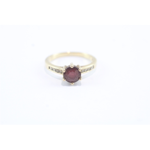 72 - 9ct gold garnet solitaire with white gemstone shoulders dress ring (2.6g) Size N