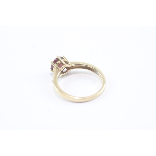 72 - 9ct gold garnet solitaire with white gemstone shoulders dress ring (2.6g) Size N