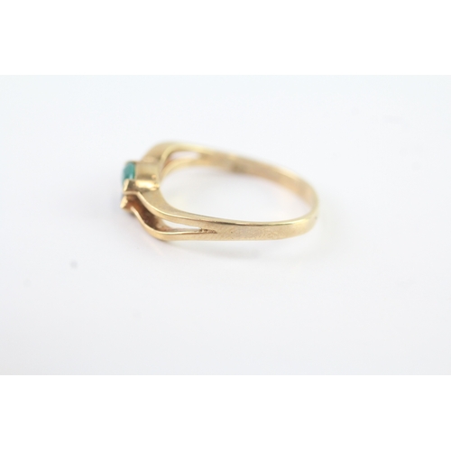 81 - 9ct gold emerald and sapphire twin stone ring (1.5g) Size N