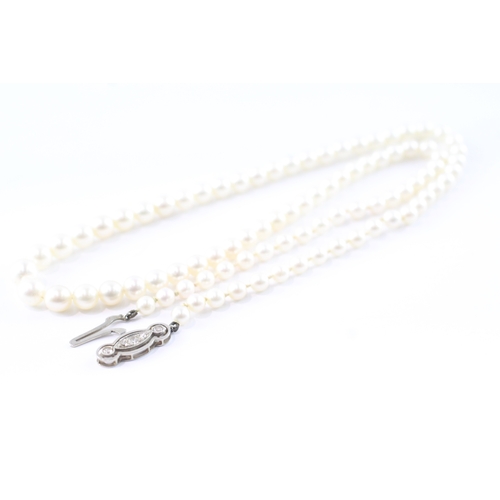 89 - 18ct gold diamond clasped pearl beaded necklace (13.9g)