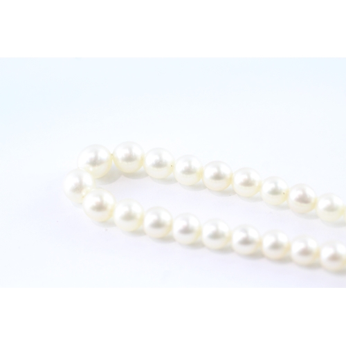 89 - 18ct gold diamond clasped pearl beaded necklace (13.9g)