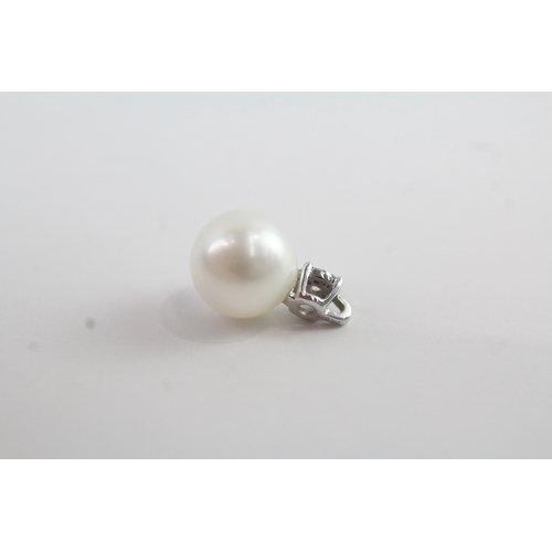 96 - 9ct white gold diamond cluster & pearl pendant (1.3g)