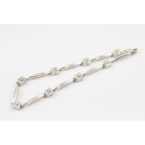 10 - 18ct white gold diamond bracelet (7.5g)