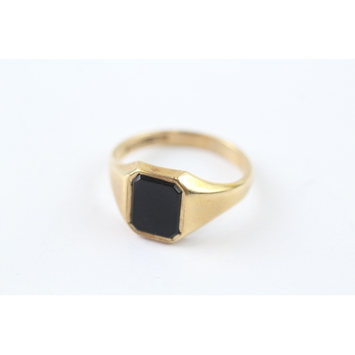 106 - 9ct gold vintage onyx set signet ring (5g) Size U