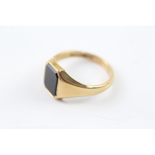 106 - 9ct gold vintage onyx set signet ring (5g) Size U