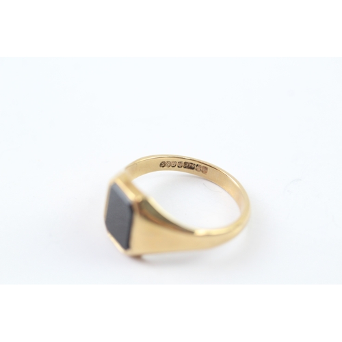 106 - 9ct gold vintage onyx set signet ring (5g) Size U