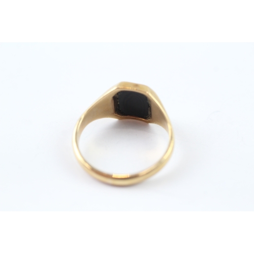 106 - 9ct gold vintage onyx set signet ring (5g) Size U