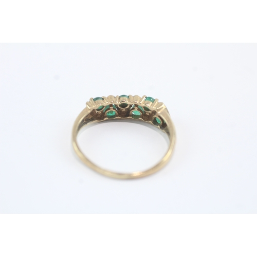 129 - 9ct gold emerald flush set dress ring (2g) Size S