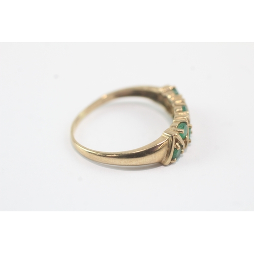 129 - 9ct gold emerald flush set dress ring (2g) Size S