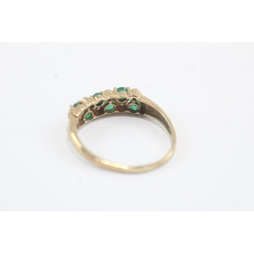 129 - 9ct gold emerald flush set dress ring (2g) Size S