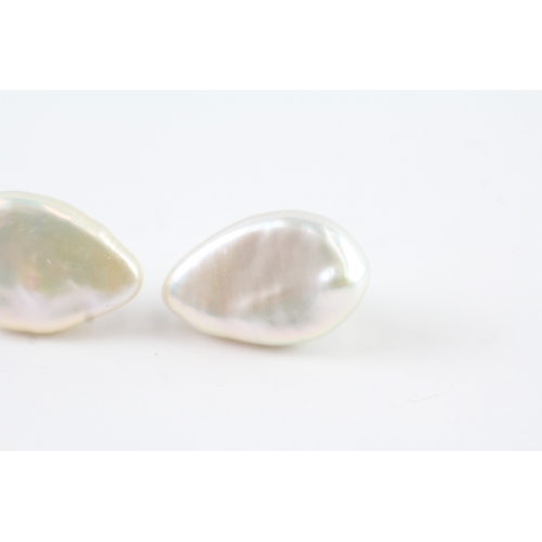 132 - 9ct gold baroque pearl stud earrings (3.9g)