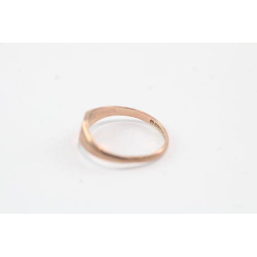 134 - 9ct rose gold antique signet ring (1g) Size F