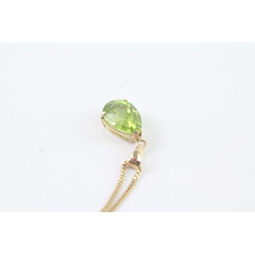 143 - 9ct gold peridot drop pendant necklace (1.9g)