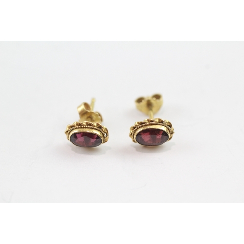 149 - 18ct gold garnet stud earrings (1.2g)