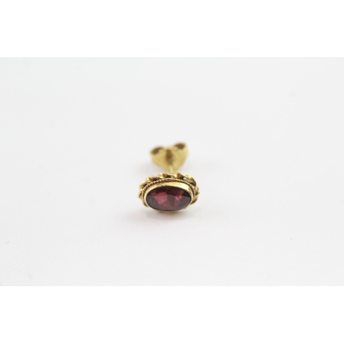 149 - 18ct gold garnet stud earrings (1.2g)