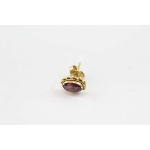 149 - 18ct gold garnet stud earrings (1.2g)