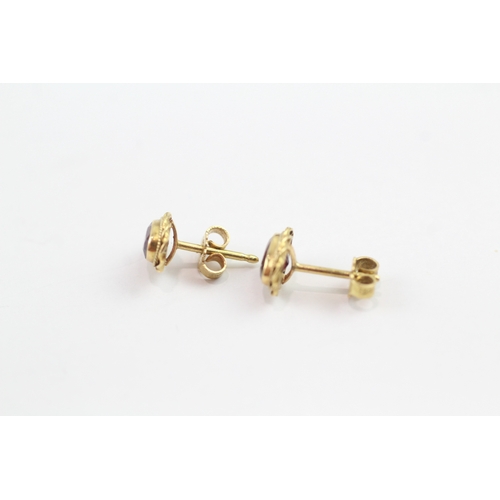 149 - 18ct gold garnet stud earrings (1.2g)