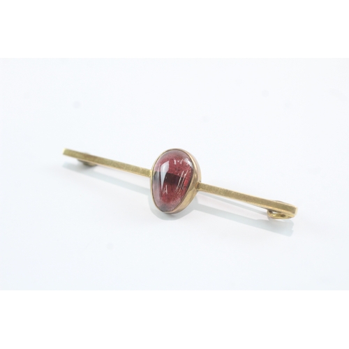 166 - 15ct gold garnet brooch with 9ct gold setting (4.2g)