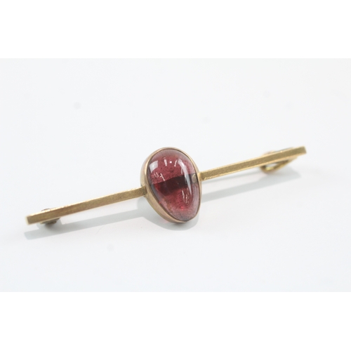 166 - 15ct gold garnet brooch with 9ct gold setting (4.2g)