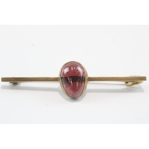 166 - 15ct gold garnet brooch with 9ct gold setting (4.2g)