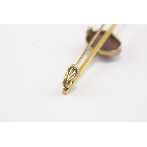 166 - 15ct gold garnet brooch with 9ct gold setting (4.2g)