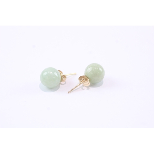 172 - 14ct gold jade sphere stud earrings (2.1g)