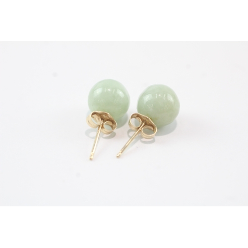 172 - 14ct gold jade sphere stud earrings (2.1g)