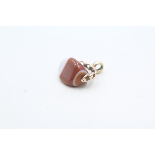 182 - 9ct gold vintage agate swivel fob (2.2g)