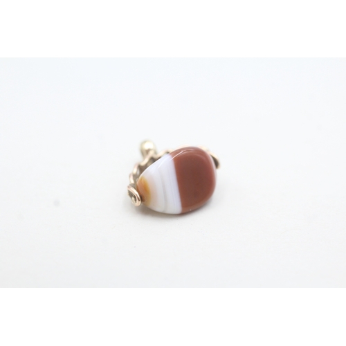 182 - 9ct gold vintage agate swivel fob (2.2g)