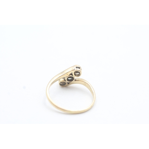 193 - 18ct gold diamond trilogy twist ring (1.9g) Size I