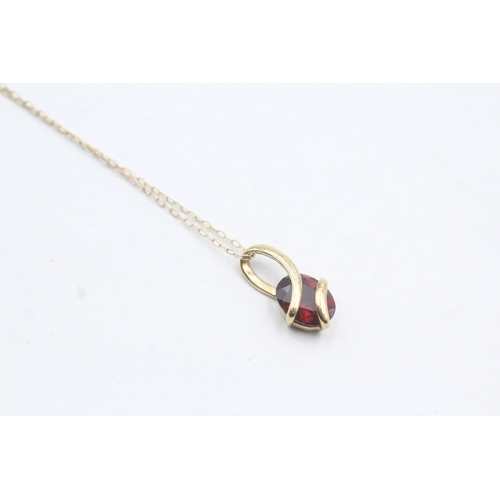 200 - 9ct gold garnet pendant necklace (1.4g)