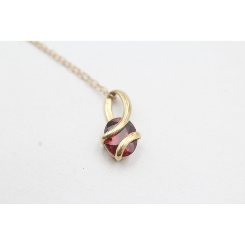 200 - 9ct gold garnet pendant necklace (1.4g)