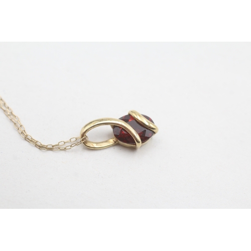 200 - 9ct gold garnet pendant necklace (1.4g)