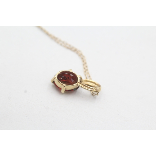 200 - 9ct gold garnet pendant necklace (1.4g)