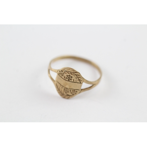 25 - 9ct gold foliate signet ring (1.2g) Size M