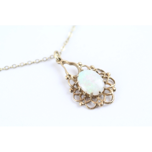 39 - 9ct gold opal pendant on chain (1.9g)