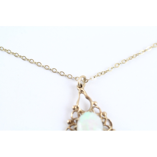 39 - 9ct gold opal pendant on chain (1.9g)