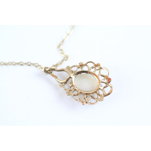 39 - 9ct gold opal pendant on chain (1.9g)