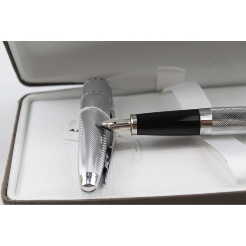 439 - CROSS Apogee Brushed Steel Fountain Pen w/ 18ct White Gold Nib WRITING Boxed